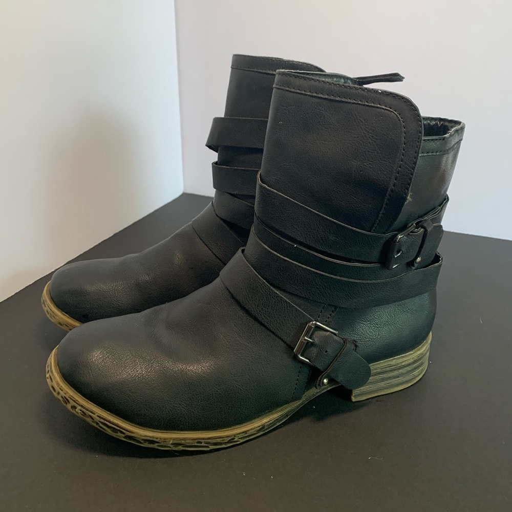 Woman’s Black boots, Size 8.5
